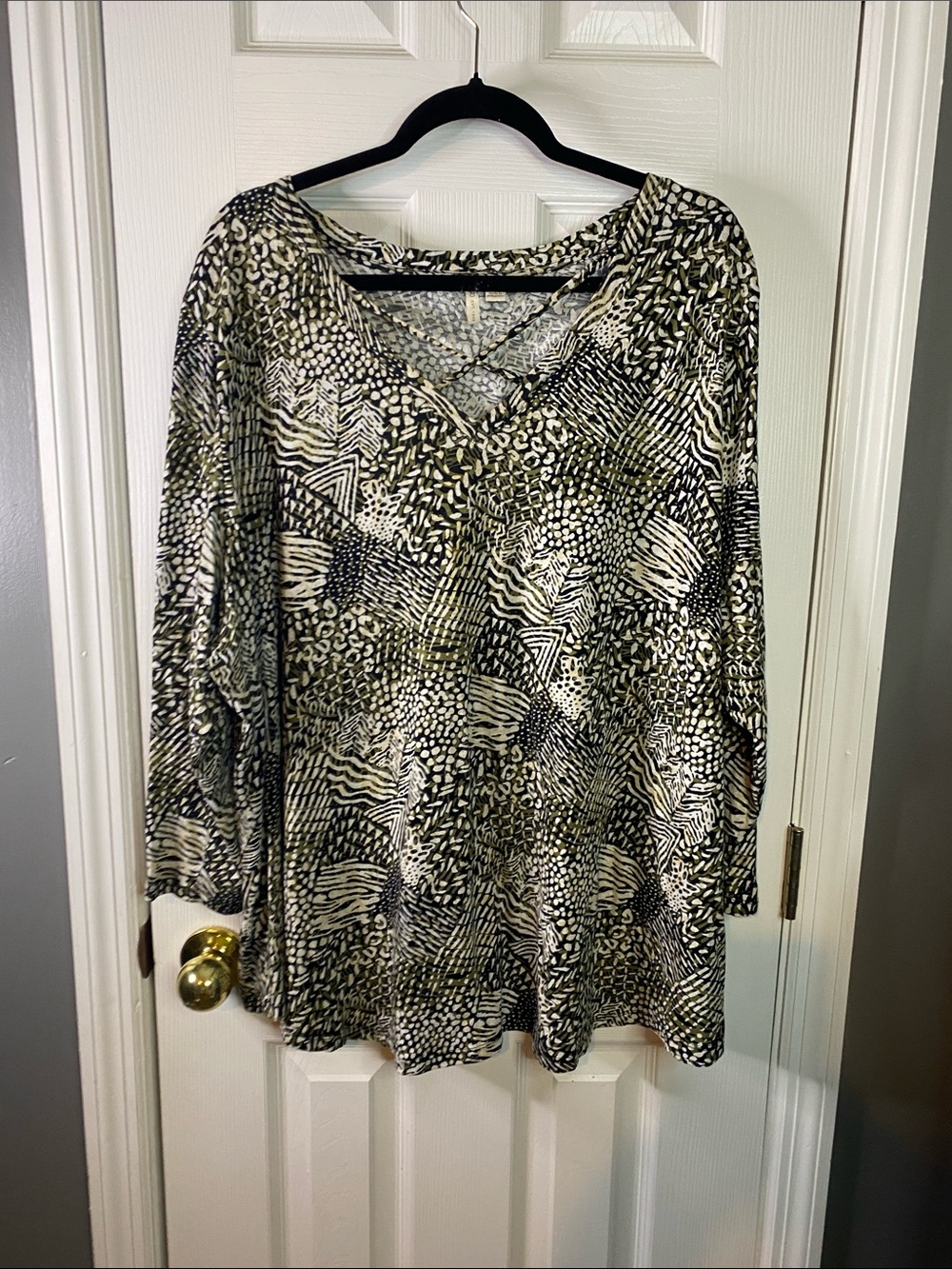 Cato Black and Cream Printed V-Neck Long Sleeve Tunic Size 26/28.